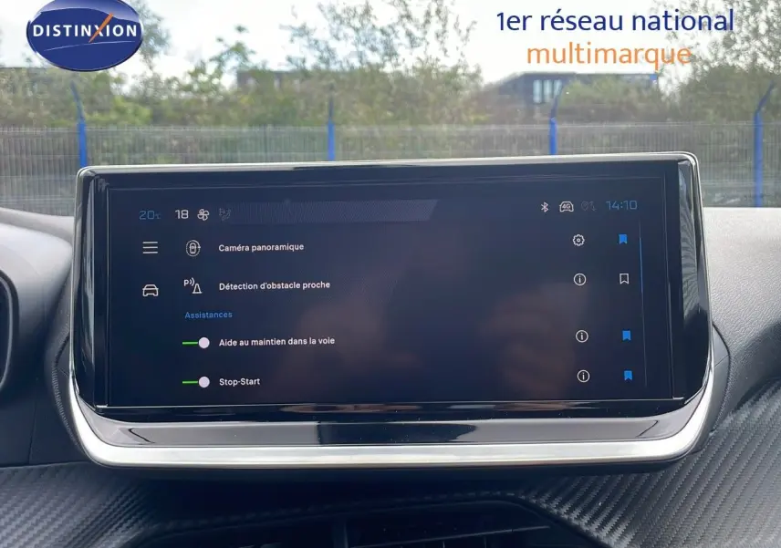 Écran tactile central du tableau de bord de la Peugeot 2008 bleu Vertigo, affichant les aides à la conduite.