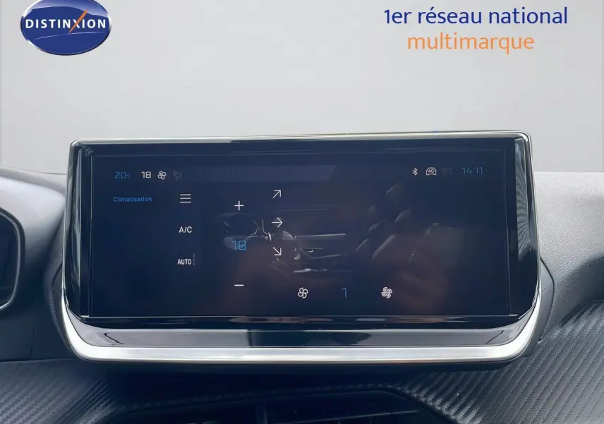 Écran tactile du tableau de bord du Peugeot 2008 2024 affichant les réglages de climatisation.