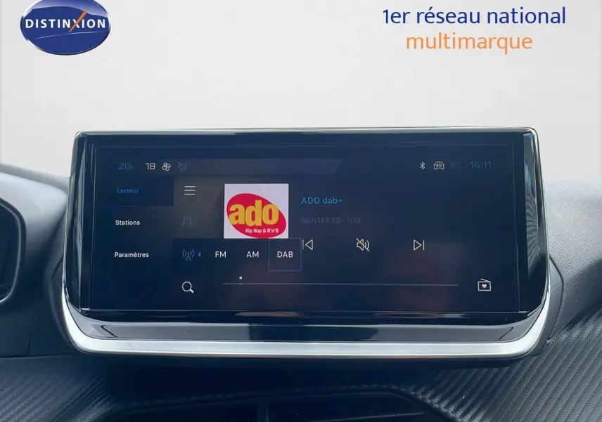 Écran tactile central du Peugeot 2008 2024 affichant la radio DAB+ ADO, avec tableau de bord noir texturé.