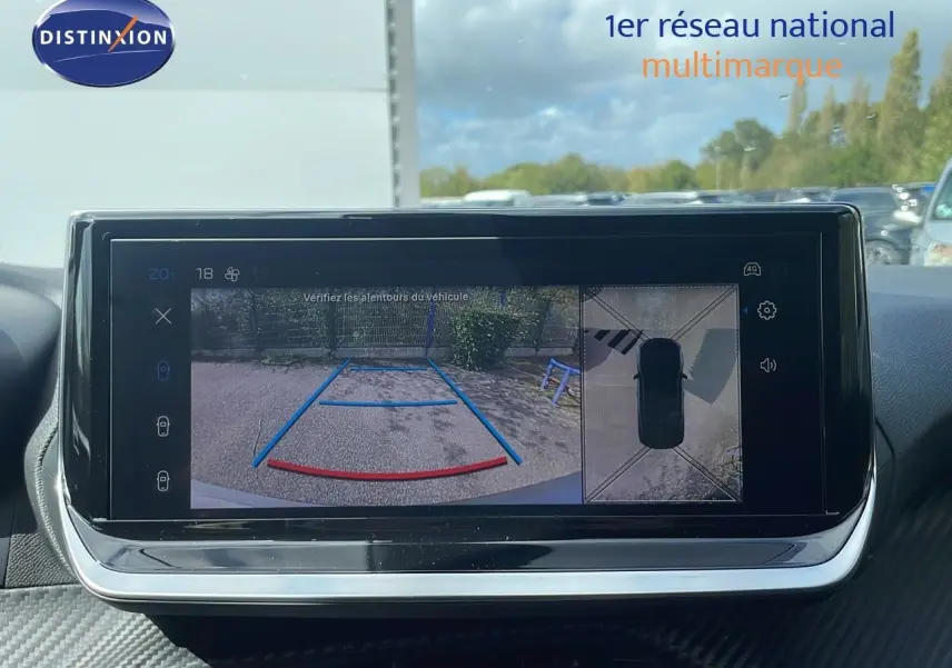 Écran central du Peugeot 2008 2024 montrant la caméra de recul avec vue arrière et top-down du véhicule.
