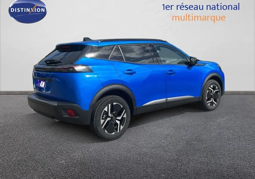 Peugeot 2008 bleu Vertigo métal en vue 3/4 arrière côté gauche, avec jantes alliage et toit noir contrasté.