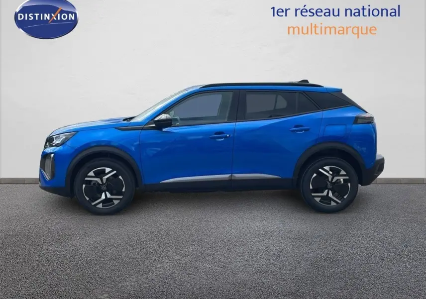 Profil côté gauche d'un Peugeot 2008 2024 bleu Vertigo Metal avec jantes noires et toit noir contrasté.
