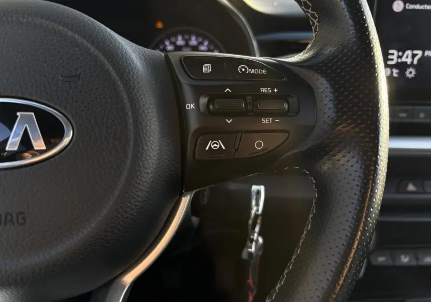 Gros plan sur les commandes de réglage d’éclairage et d’assistance du tableau de bord du Kia Stonic rouge 2020.