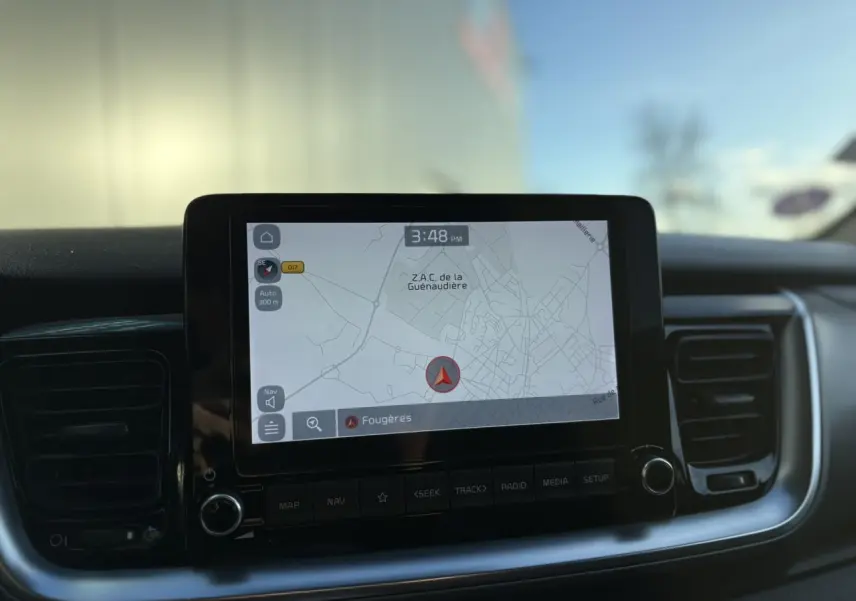 Vue rapprochée du tableau de bord du Kia Stonic rouge, affichant compte-tours, vitesse et écran central numérique.