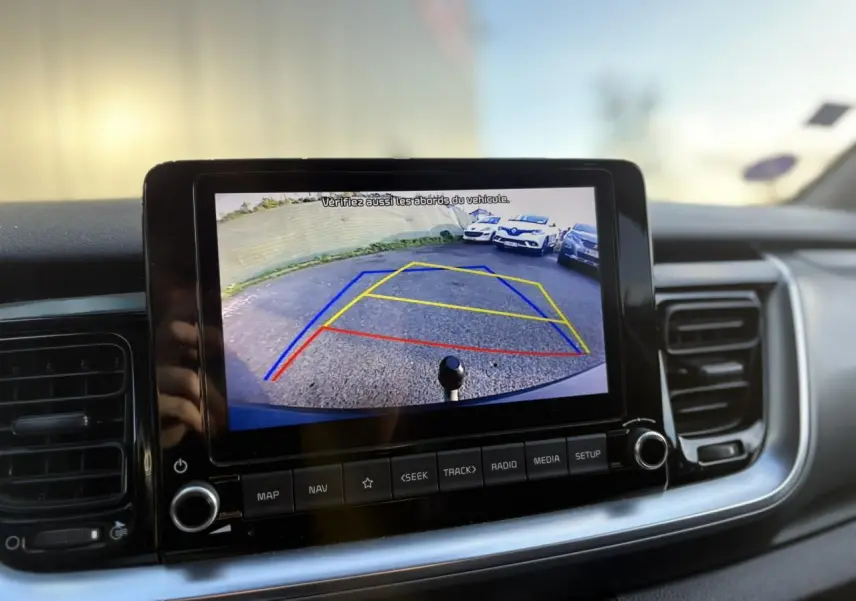 Écran tactile 8 pouces du KIA Stonic rouge 2020 affichant la navigation Apple CarPlay en intérieur.