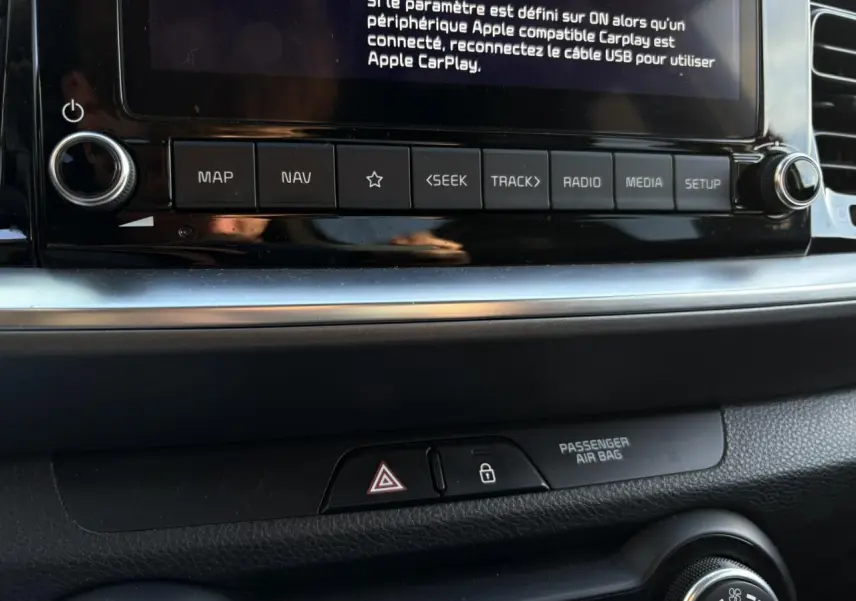 Affichage de la caméra de recul sur l'écran tactile du Kia Stonic rouge, vue intérieure du tableau de bord.