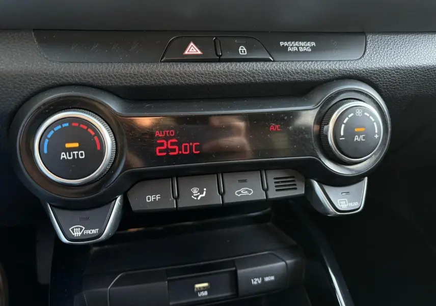 Écran tactile 8 pouces du système multimédia KIA Stonic 2020, affichant les paramètres de connexion et navigation.