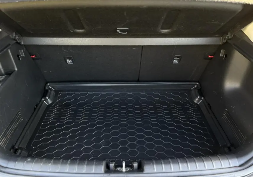 Vue 3/4 arrière droite d'un KIA Stonic rouge métallisé avec feux LED et badge eco dynamics+ visible.