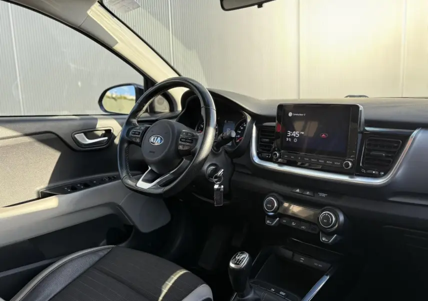 Vue rapprochée des sièges arrière noirs en tissu et cuir de la KIA Stonic, côté droit intérieur.