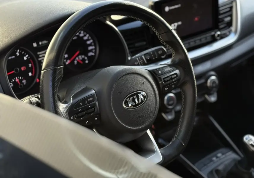 Vue intérieure côté conducteur du tableau de bord et levier de vitesses manuel du Kia Stonic 2020, finition Launch Edition.