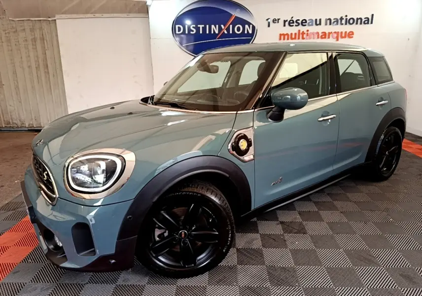 MINI Countryman Cooper SE hybride vert vue 3/4 avant droit avec jantes noires et prises de recharge visibles