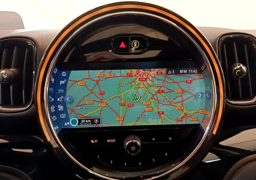 Vue rapprochée de l'écran tactile central du tableau de bord du MINI Countryman vert 2023 affichant la navigation.