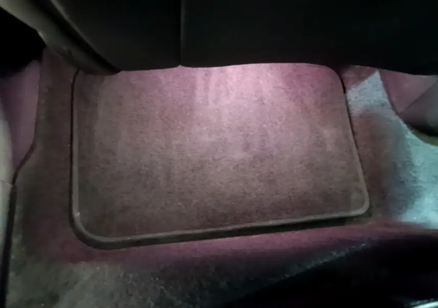 Tapis de sol arrière noir avec éclairage d'ambiance violet dans une MINI Countryman Cooper SE 2023