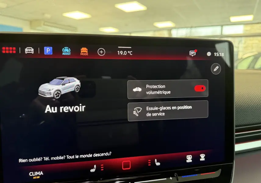Écran tactile intérieur du Volkswagen T-Roc 2026 affichant un message de fin de session avec interface moderne.