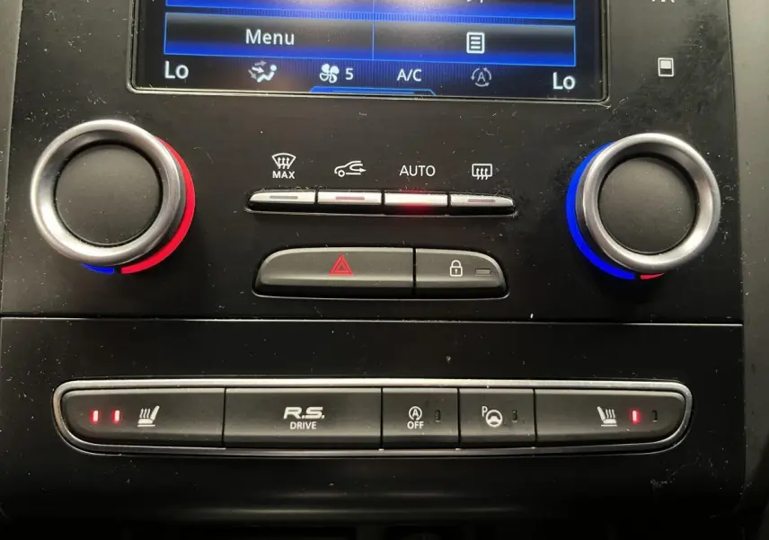 Gros plan sur la console centrale de la Renault Mégane GT 2016, boutons R.S. Drive et commandes de climatisation bi-zone.