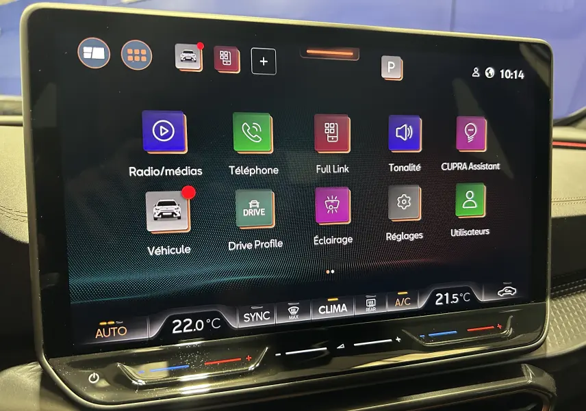Écran tactile central de la CUPRA Formentor 1.5 eTSI 2026 affichant les menus multimédia et réglages, intérieur noir.