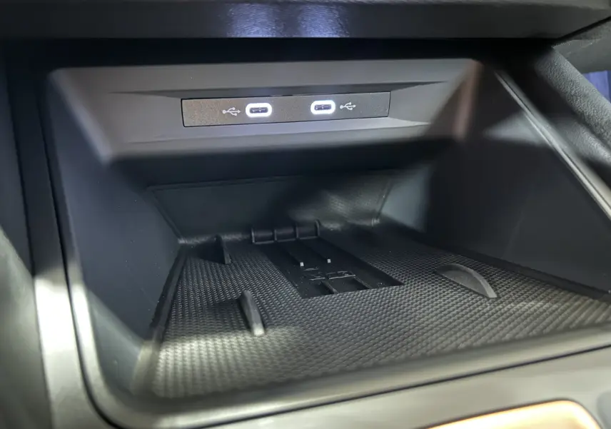 Gros plan sur la console centrale avec deux ports USB-C illuminés dans l'habitacle noir du CUPRA Formentor.