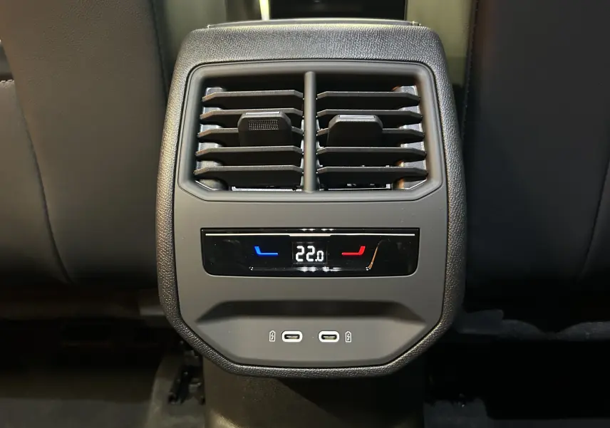 Détail de la console arrière noire du Cupra Formentor 2026 avec ventilation, affichage de température à 22°C et ports USB-C.
