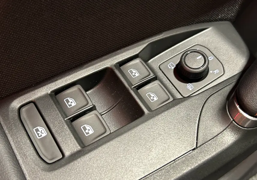 Panneau de commandes des vitres et rétroviseurs électriques sur la porte côté gauche d’un CUPRA Formentor.