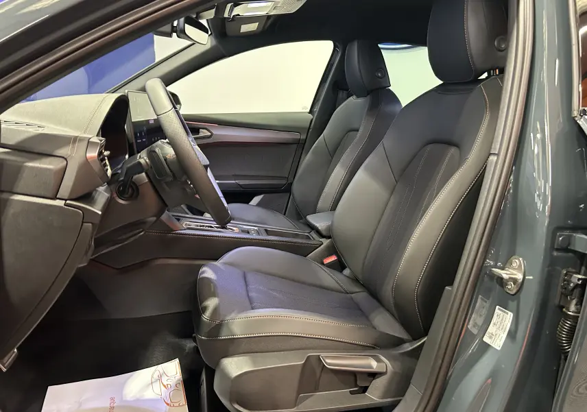 Vue intérieure côté conducteur du Cupra Formentor bleu Fjord Metal, sièges noirs en cuir et tissu avec surpiqûres contrastées.