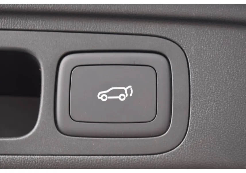 Bouton intérieur noir pour ouverture du coffre sur MG MOTOR EHS 1.5 Hybrid+ 224 ch Luxury 2026, vue en gros plan.