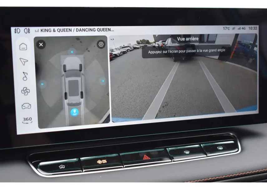 Écran intérieur affichant la caméra de recul et vue 360° du MG MOTOR EHS bleu, version 1.5 Hybrid+ Luxury 2026.