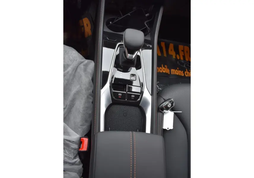 Vue plongeante sur la console centrale du MG EHS 1.5 Hybrid+ 224 ch Luxury avec levier de vitesses et clé posée sur le siège noir.