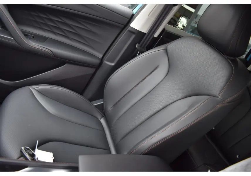Gros plan sur le siège avant droit en cuir noir avec surpiqûres marron du MG Motor EHS 1.5 Hybrid+ 224 ch Luxury 2026.