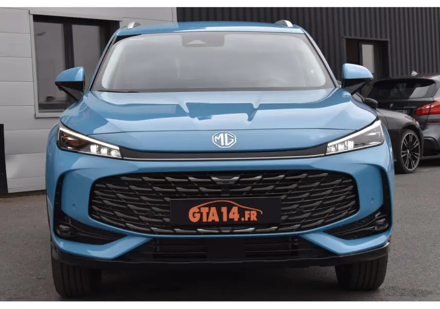 Vue frontale du MG Motor EHS 1.5 Hybrid+ 224 ch Luxury bleu 2026 avec calandre large et phares LED fins.