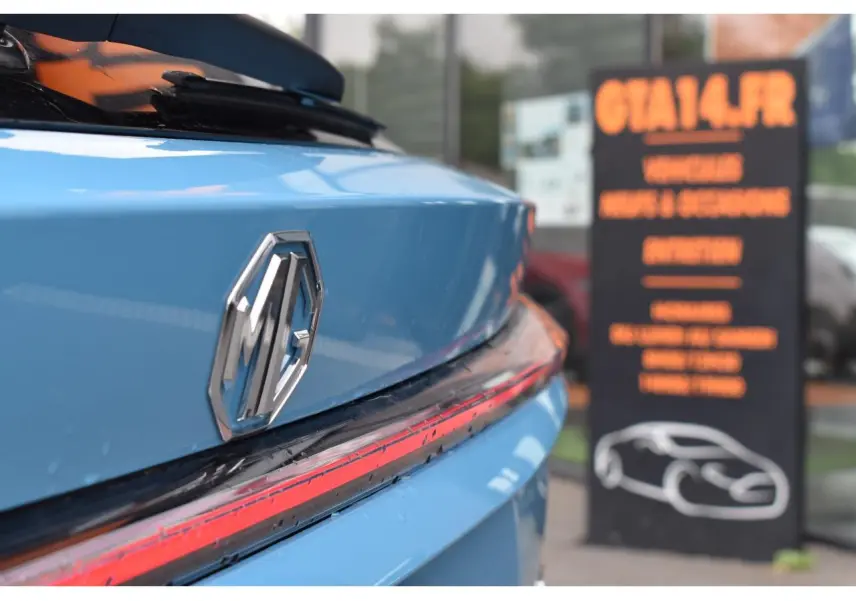 Gros plan sur l’arrière bleu du MG EHS 1.5 Hybrid+ 224 ch Luxury 2026, avec le logo MG et la bande lumineuse rouge.