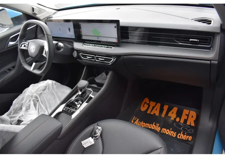 Vue intérieure côté conducteur du MG MOTOR EHS 1.5 Hybrid+ 224 ch Luxury 2026, avec tableau de bord moderne et écran tactile panoramique.