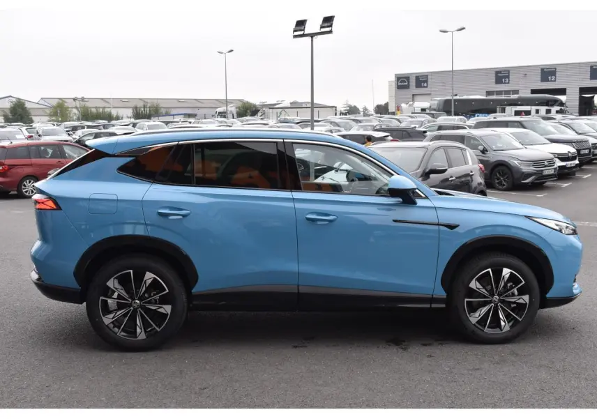 Vue de profil côté gauche du MG MOTOR EHS 1.5 Hybrid+ 224 ch Luxury bleu avec jantes noires et détails noirs contrastants.