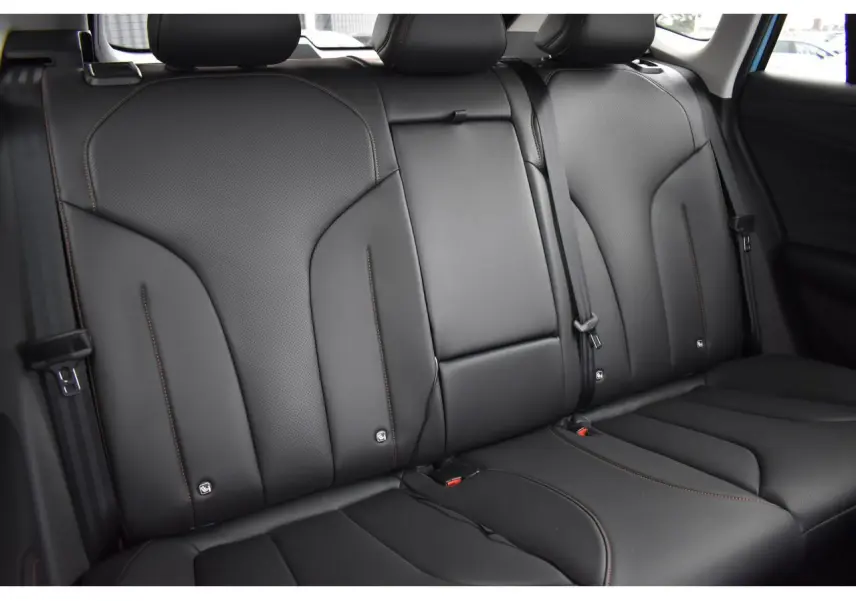 Vue intérieure des sièges arrière en cuir noir avec surpiqûres, MG Motor EHS 1.5 Hybrid+ 224 ch Luxury 2026.