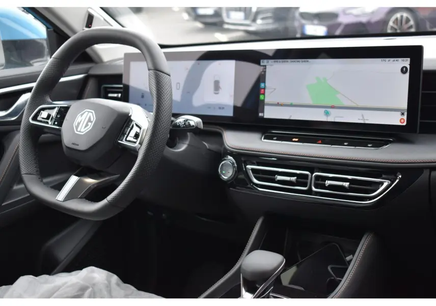 Vue intérieure du tableau de bord du MG MOTOR EHS 1.5 Hybrid+ 224 ch Luxury 2026, avec écran large tactile et volant multifonction.