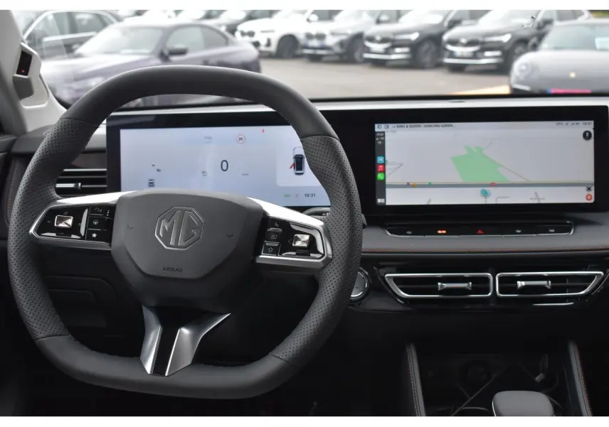 Vue intérieure centrée sur le volant et le tableau de bord numérique du MG MOTOR EHS 1.5 Hybrid+ bleu 2026.