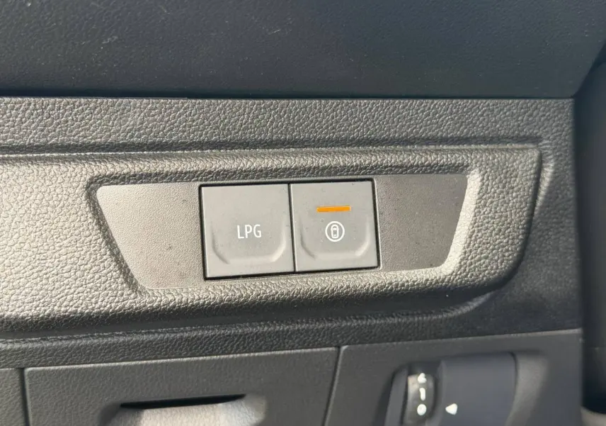 Gros plan sur les boutons LPG et verrouillage centralisé dans l’habitacle noir du Dacia Jogger 2025.