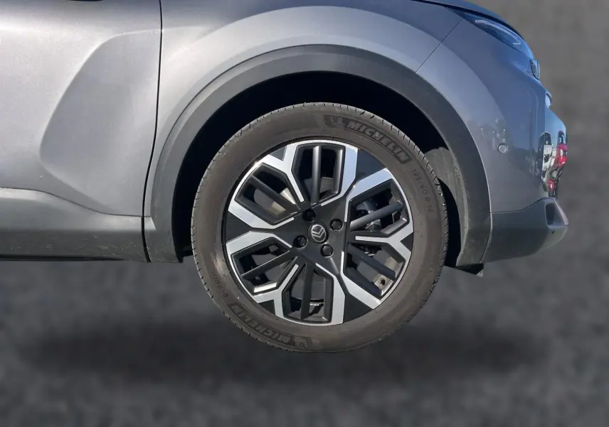 Gros plan sur la roue arrière droite gris mercure d'une Citroën C4 X 2025 avec jante alu au design moderne.