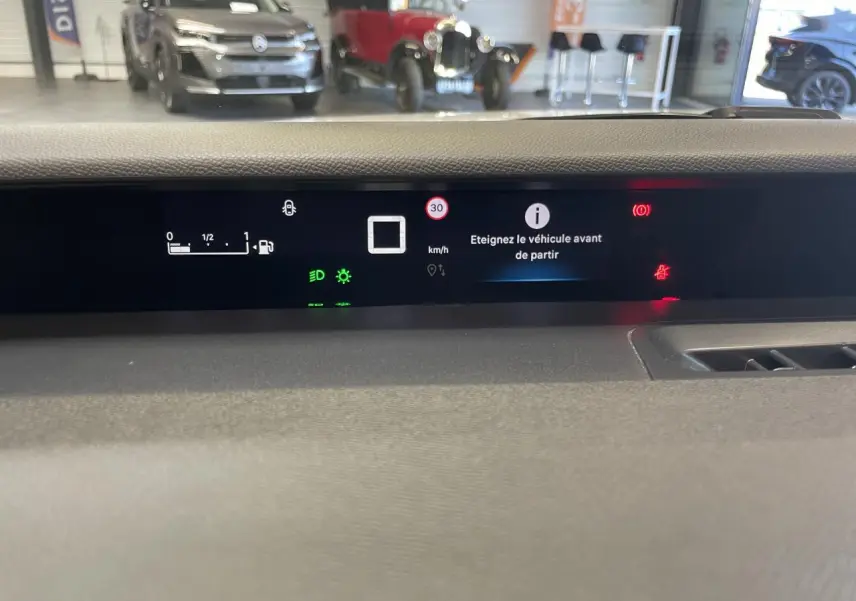 Tableau de bord numérique de la Citroën C3 2025, affichage tête haute avec alertes et jauge de carburant visible.