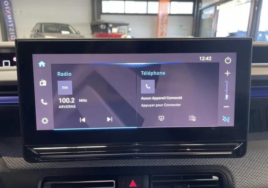 Écran tactile central de 10,25 pouces affichant radio et téléphone, intérieur moderne de Citroën C3 2025.