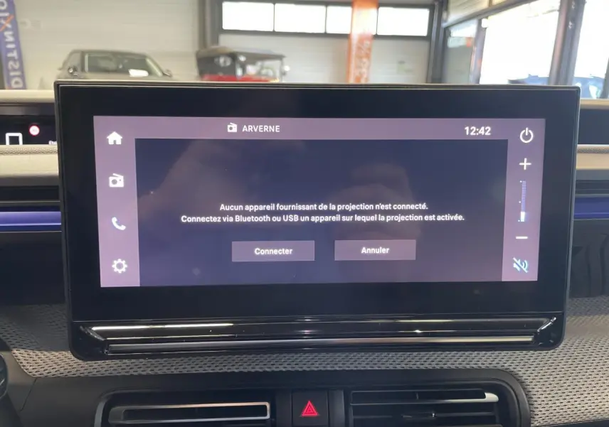 Vue intérieure centrée sur l'écran tactile 10,25" du tableau de bord de la Citroën C3 blanche 2025.