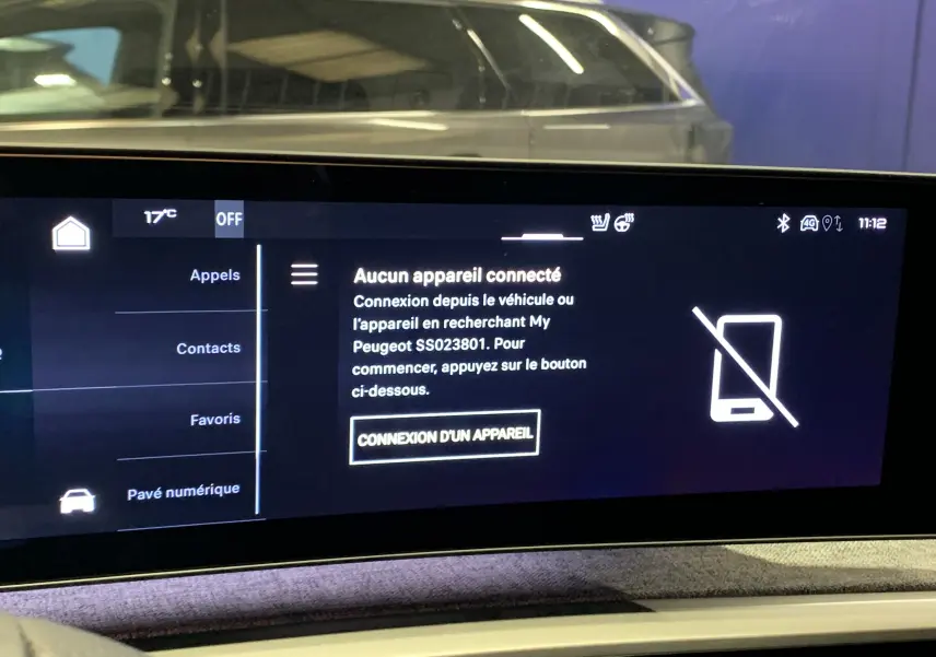 Écran tactile central du Peugeot 3008 III GT Hybrid 136 e-DSC6 affichant le menu de connexion d'appareil mobile.