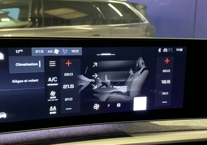 Écran tactile de climatisation du Peugeot 3008 gris Artense, affichant réglages sièges et température intérieure.