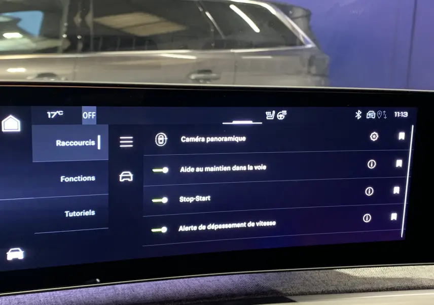 Écran tactile intérieur du Peugeot 3008 III GT Hybrid 136 e-DSC6 affichant les aides à la conduite activées.
