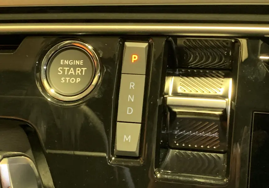 Détail du tableau de bord du Peugeot 3008 III GT Hybrid 136 e-DSC6 avec bouton start/stop et commandes de boîte automatique.
