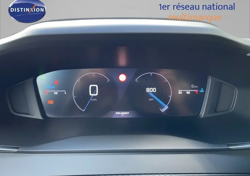 Tableau de bord numérique du Peugeot 2008 gris Artense, affichant vitesse et compte-tours à 0 km/h et 800 rpm.
