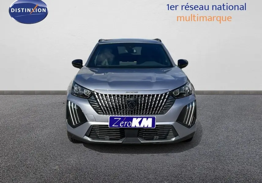 Peugeot 2008 gris Artense métal vue de face avec calandre distinctive et feux LED verticaux allumés.