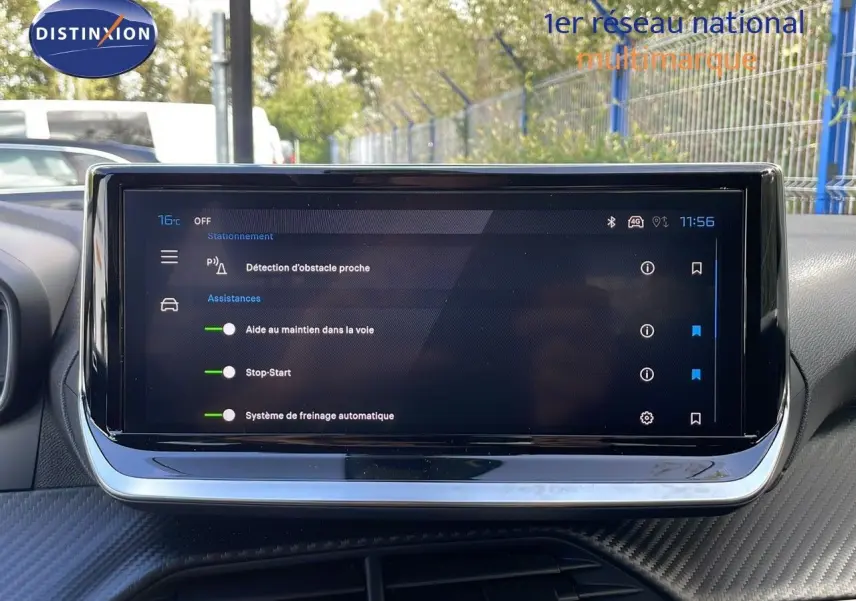 Écran tactile central du tableau de bord du Peugeot 2008 2025, affichant les aides à la conduite activées.