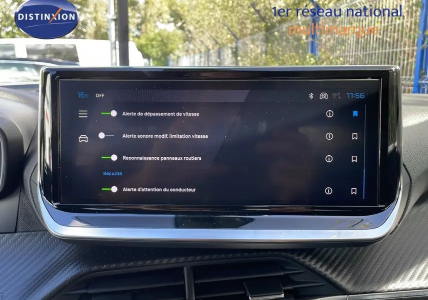 Écran tactile central affichant les alertes de sécurité dans l'habitacle d'un Peugeot 2008 gris Artense métal.