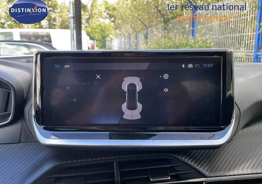 Écran tactile central affichant les capteurs de stationnement dans l'habitacle d'un Peugeot 2008 gris Artense.