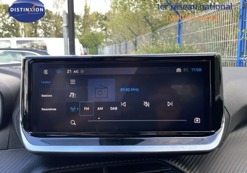 Écran tactile central du Peugeot 2008 2025 affichant la radio FM à 89,80 MHz dans un intérieur moderne.
